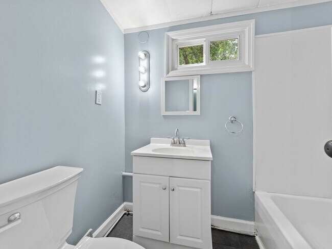 Building Photo - For Rent | Charming 2-Bedroom Home with Bonus Room & Screened-In Porch in Berlin