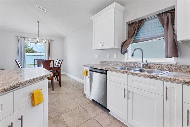 Building Photo - Welcome in to this beautiful Unfurnished -...
