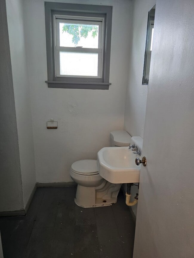 Building Photo - Nice studio Apartment