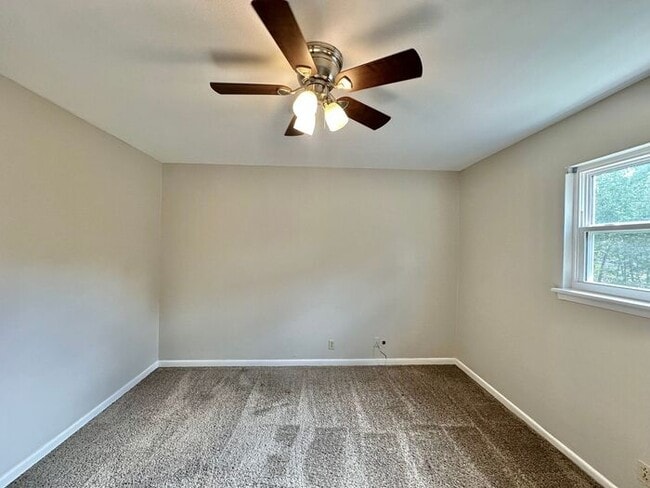 Building Photo - Available Now! Beautiful 3 Bedroom 2 Bath ...