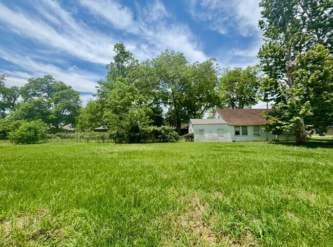 Building Photo - 701 N Hackberry St