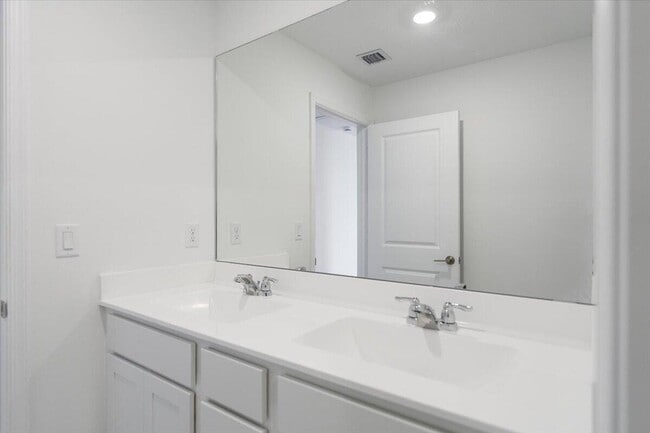 Building Photo - 11161 NW Fernbrook Dr