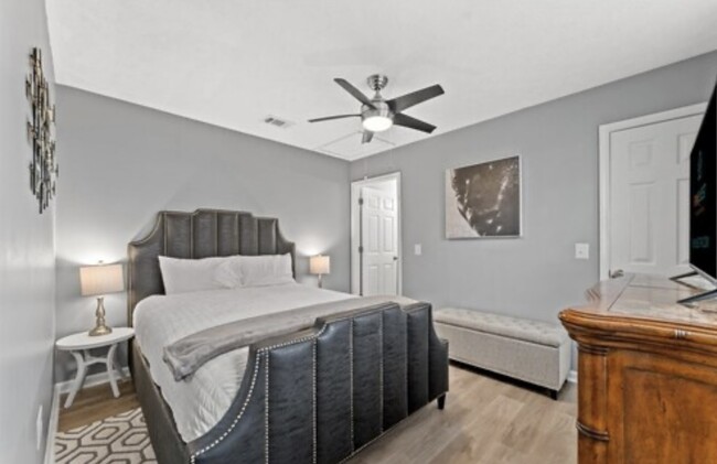 Queen bedroom - 6100 Pinetree Ave