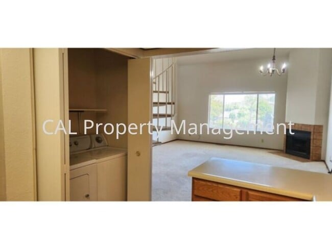 Building Photo - 1 Bedroom 1.5 Bathroom Condo!