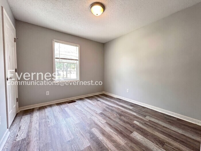 Building Photo - 229 Hampton Dr