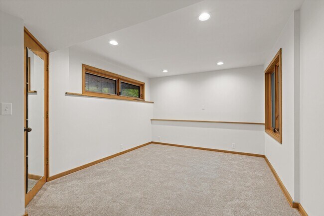 Building Photo - 1424 Bradford Dr