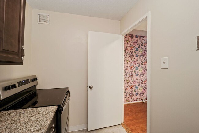 Building Photo - One month free rent with a lease start date on or before February 28th, 2026! 1 bedroom 1 bathroo...