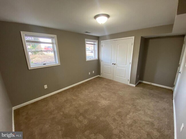 Building Photo - 224 Lake Sever Dr