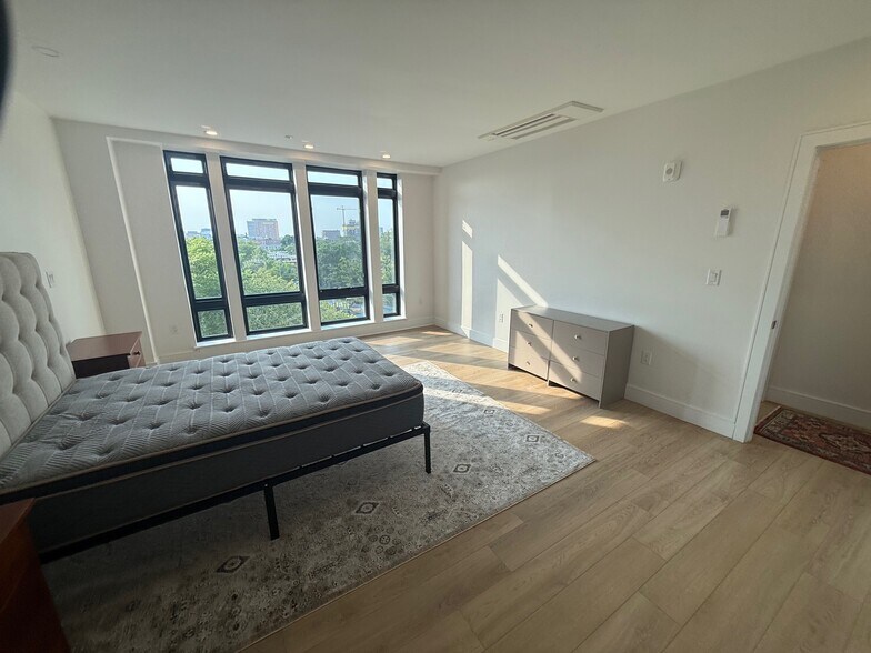 Building Photo - 1948 Washington St