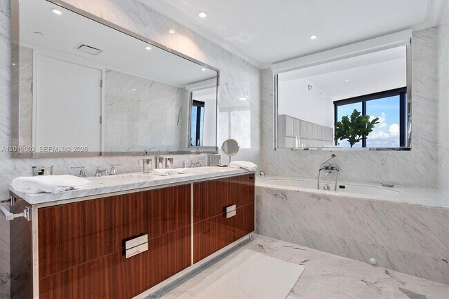 Building Photo - 15701 Collins Ave