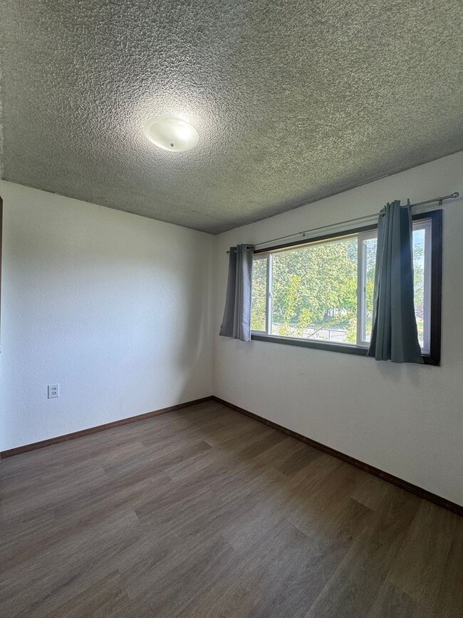 Building Photo - Bright and Welcoming 2-Bedroom Home