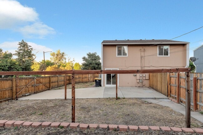 Building Photo - 2 Bedroom Duplex with Updates, Large Fence...