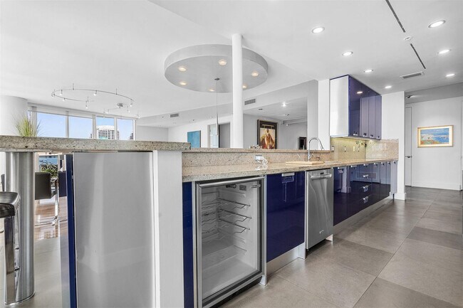 Building Photo - 715 Bayshore Dr