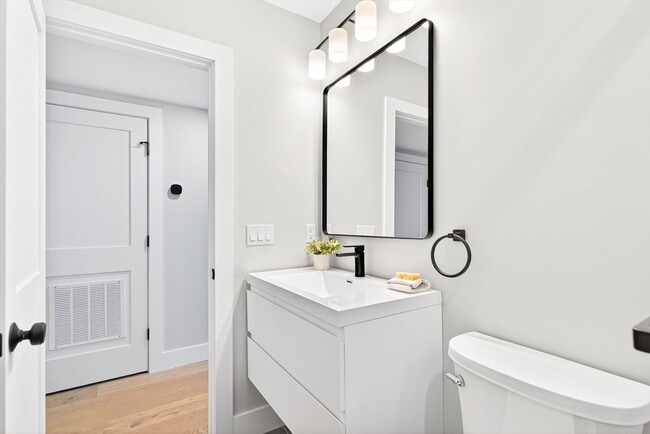 Building Photo - 584 Cambridge St