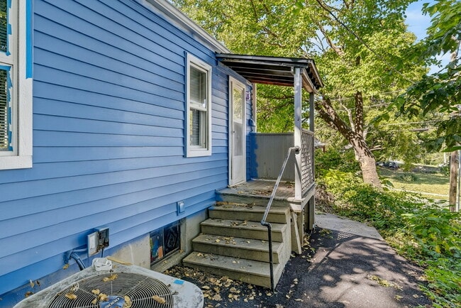 Building Photo - College Duplex