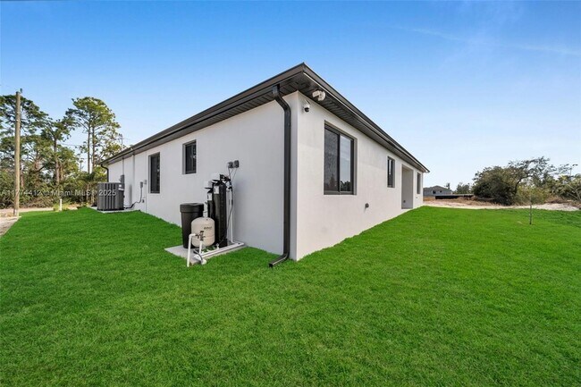 Building Photo - 3600 NE 9th Pl