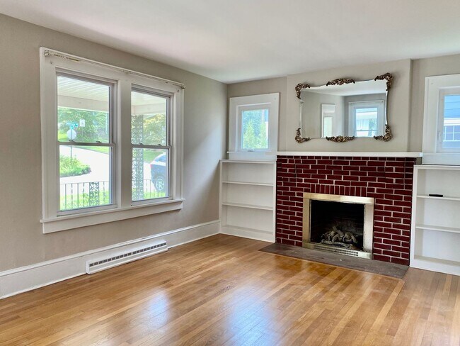 Building Photo - North Asheville - Renovated 1020's Charmer!