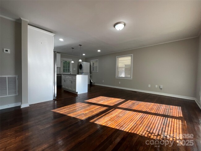 Building Photo - 2326 Chipola Dr