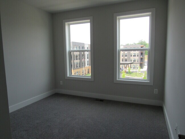 Building Photo - 624 Noush Ct