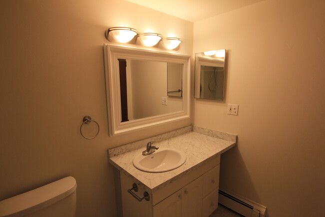 Bathroom - 1040 N Campbell Rd