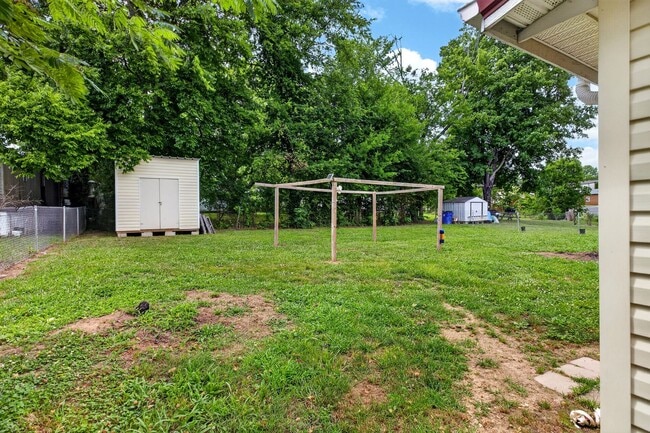 Building Photo - Pet Friendly House