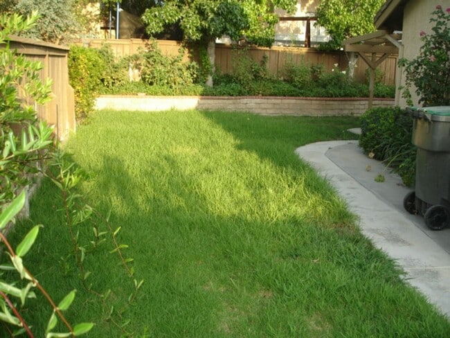 Building Photo - LEASE PENDING! 2 Bedroom Home in Valencia!