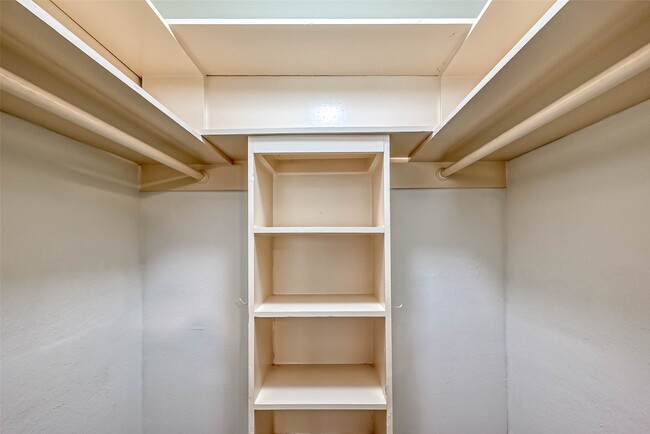 Building Photo - 9707 Kit St