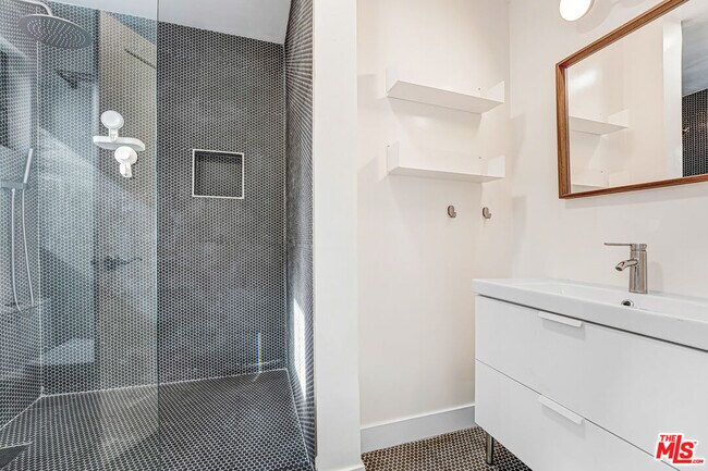 Building Photo - 2725 1/2 Dalton Ave