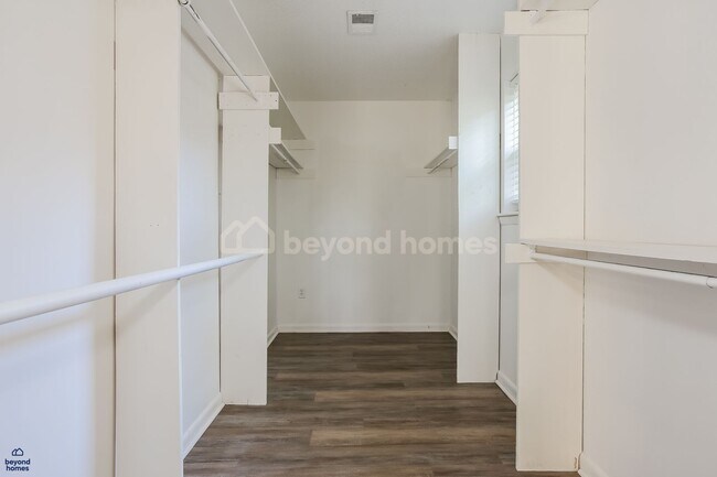 Building Photo - Charming Sherwood 3 BR Home with Fireplace & Big Yard