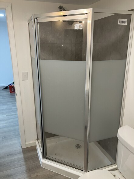 Walk-in Shower - 495 Annie Lee Rd