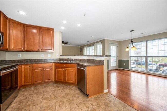Building Photo - 2501 Hemingway Dr