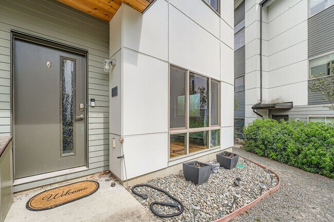 Building Photo - Modern 2-Bed, 2-Bath Townhome in Rainier B...