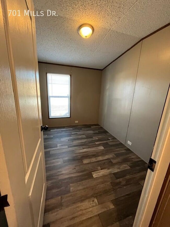 Building Photo - 701 E Mls Dr