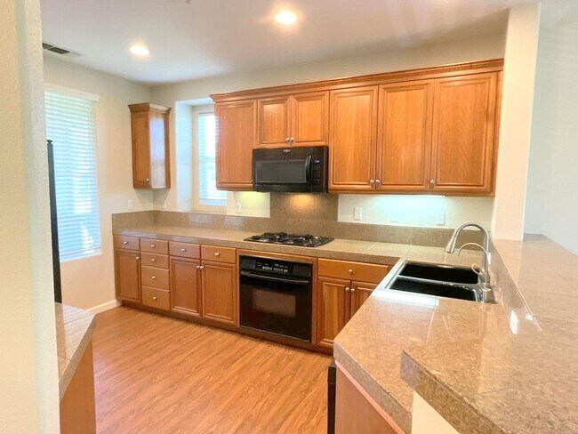 Building Photo - 915 Joree Ln