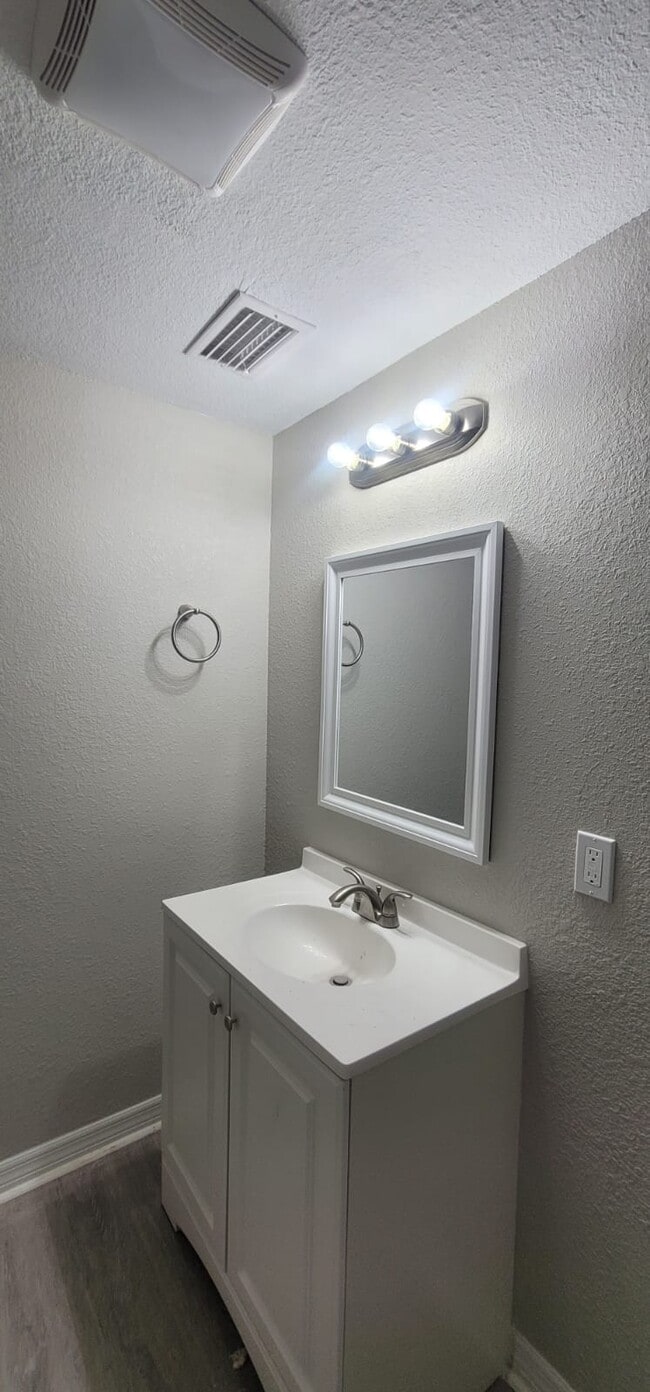 Building Photo - 1550 W 32nd St