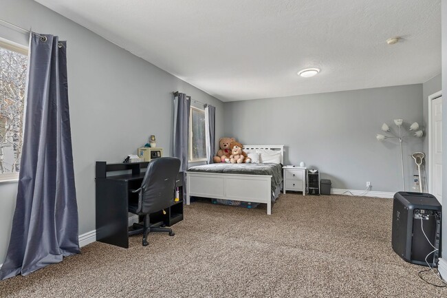 Building Photo - 4 Bedroom/ 4 Bathroom Home In Draper