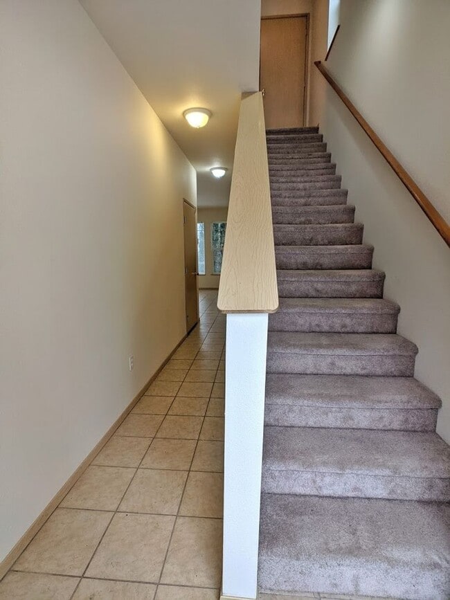 Building Photo - Townhouse, 2BD/1.5BA Condo, Radiant Heat Floors Incl Garage