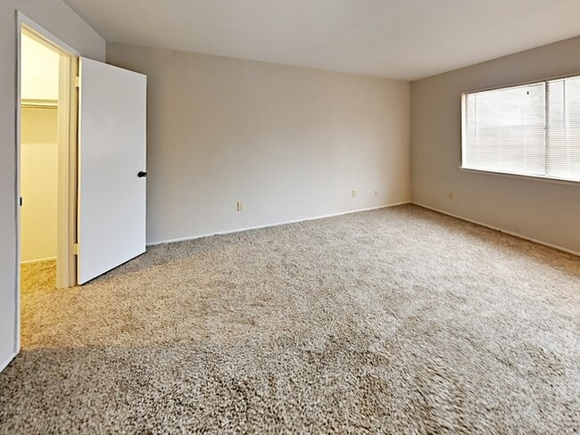 Building Photo - No Application Fee* Plus $250 Off First & ...