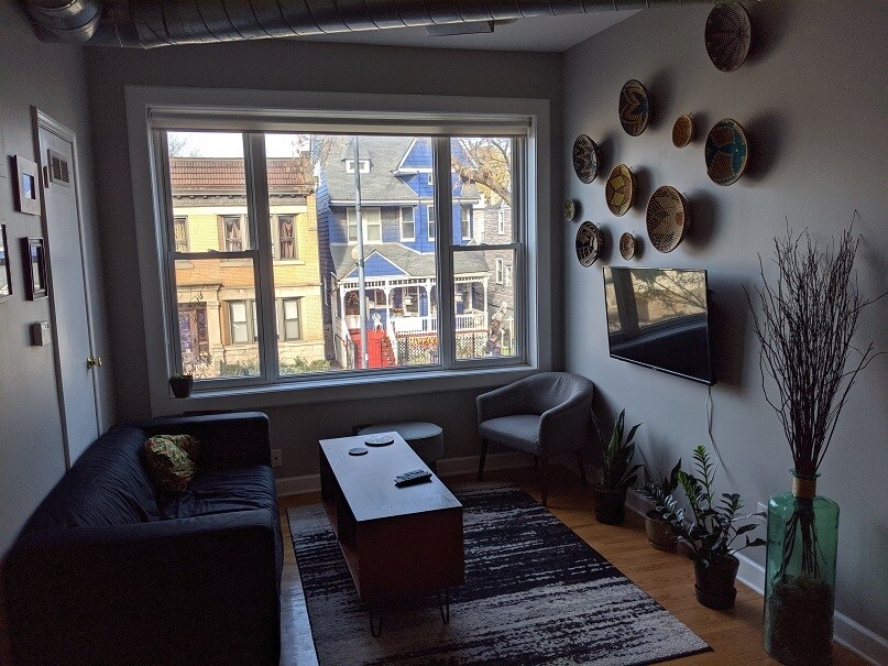 Living Room - 4363 N Lincoln Ave