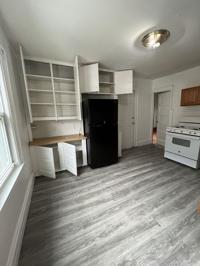 Building Photo - 162-164 Fernwood Ave