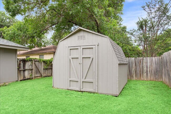 Building Photo - 5600 Lake Highlands Dr