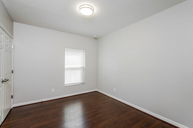 Building Photo - 7211 Wakeview Dr