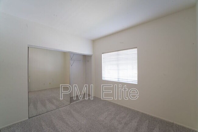 Building Photo - 27879 Skycrest Cir Dr