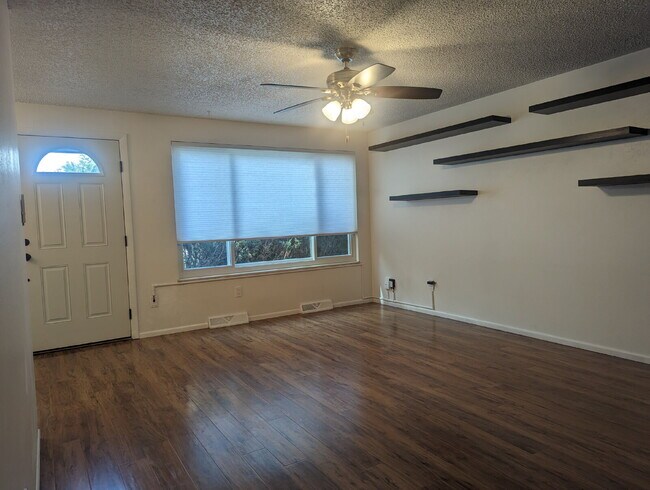 Building Photo - Charming Ranch in North Longmont!!!
