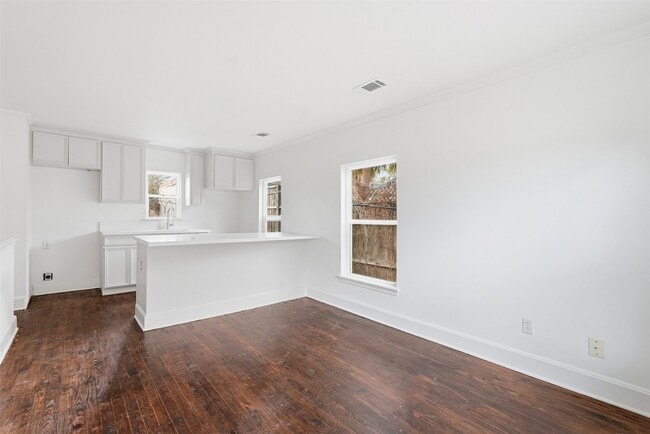 Building Photo - 612 W Alabama St