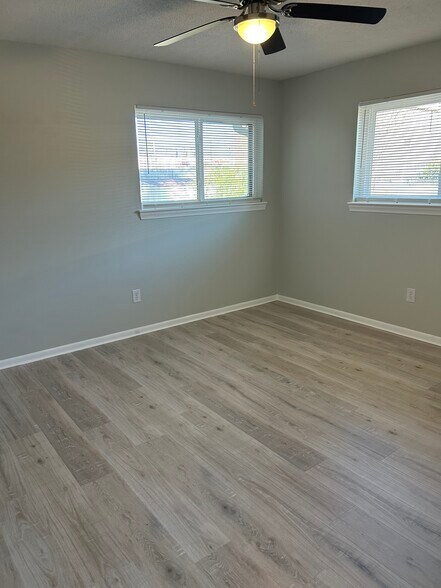 Building Photo - 33 Phillips Dr