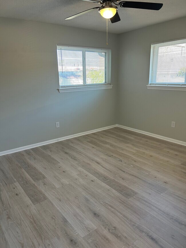 Building Photo - 33 Phillips Dr