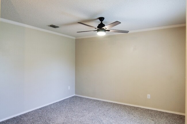 Building Photo - 1460 Stewart Dr