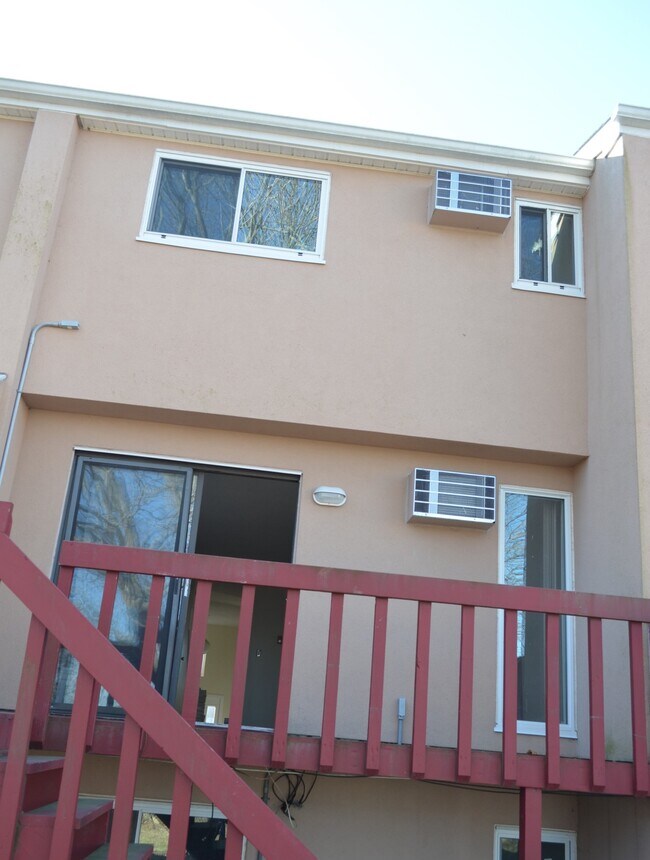 Building Photo - 552 Shennecossett Rd
