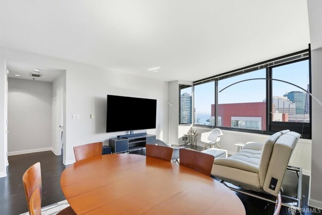 Building Photo - 250 King St